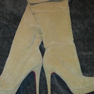 *SOLD* 👢Tan Suede Knee-high Boots! 👢